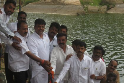 ಸಂತೆಹೊಂಡದ ತಡೆಗೋಡೆ ಎತ್ತರ ಕಾಮಗಾರಿಗೆ ಚಾಲನೆ ನೀಡಿದ ಶಾಸಕ