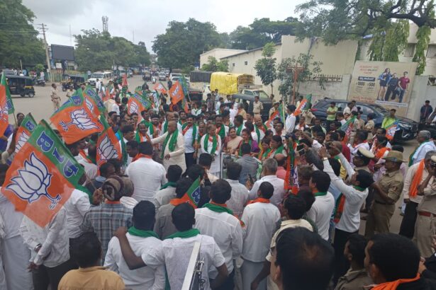 ಯೂರಿಯಾ ಕೊರತೆ ವಿರೋಧಿಸಿ ಎತ್ತುಗಾಡಿ, ಮಣ್ಣಿನೊಂದಿಗೆ ಬಿಜೆಪಿ ಪ್ರತಿಭಟನೆ