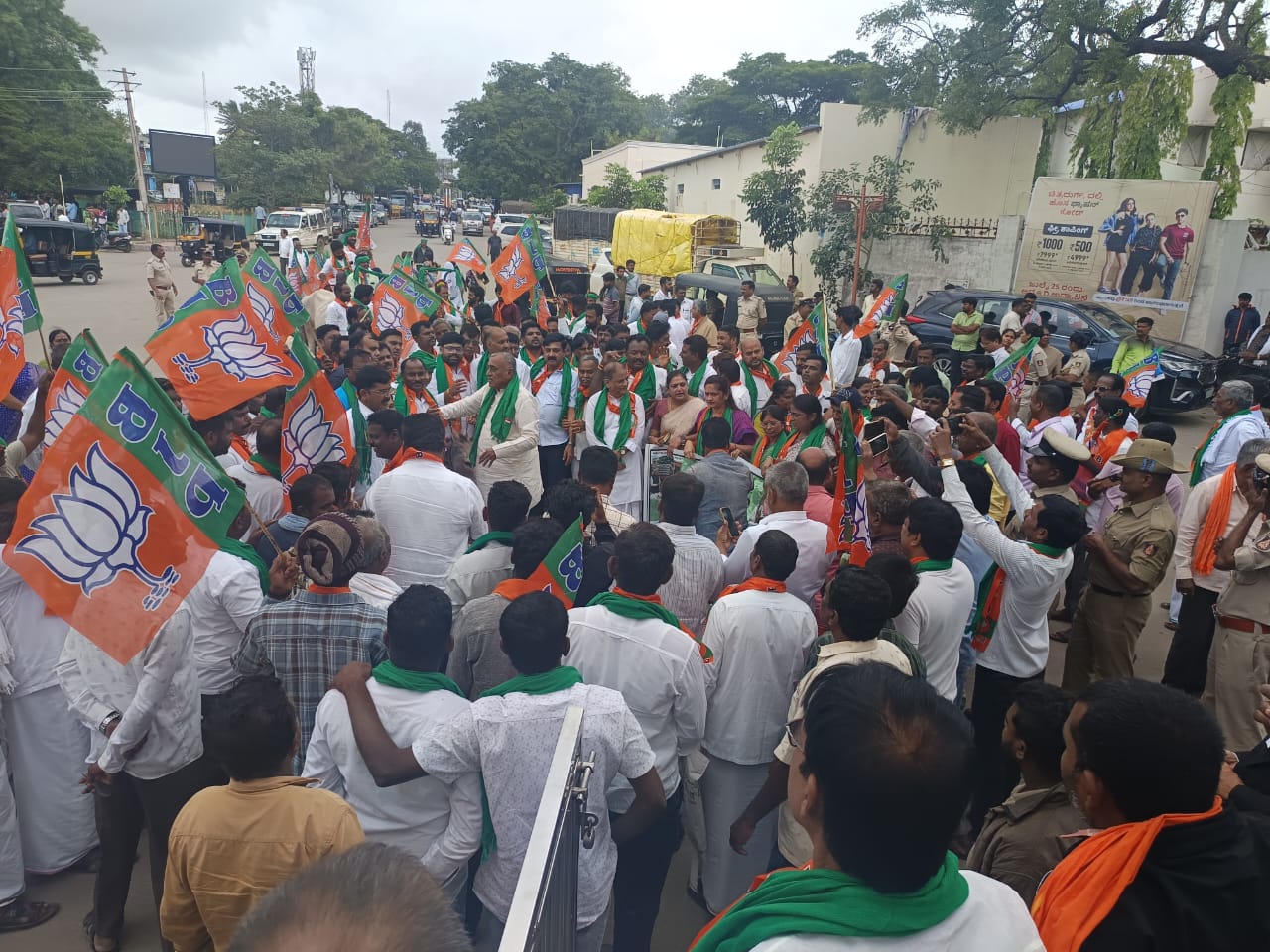 ಯೂರಿಯಾ ಕೊರತೆ ವಿರೋಧಿಸಿ ಎತ್ತುಗಾಡಿ, ಮಣ್ಣಿನೊಂದಿಗೆ ಬಿಜೆಪಿ ಪ್ರತಿಭಟನೆ