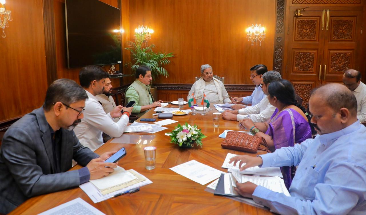 ಜಿಲ್ಲಾ ಉಸ್ತುವಾರಿ ಸಚಿವರು ಹಾಗೂ ಶಾಸಕರ ಜೊತೆ ಸಭೆ ನಡೆಸಿದ ಸಿಎಂ