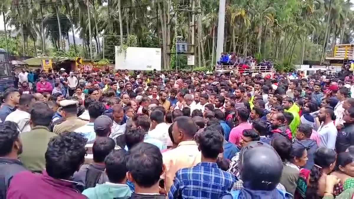 ಕಾಡಾನೆ ದಾಳಿ ಅರಣ್ಯ ಇಲಾಖೆಗೆ ಮುತ್ತಿಗೆ ಹಾಕಿ ಪ್ರತಿಭಟಿಸಿದ ಸಾರ್ವಜನಿಕರು