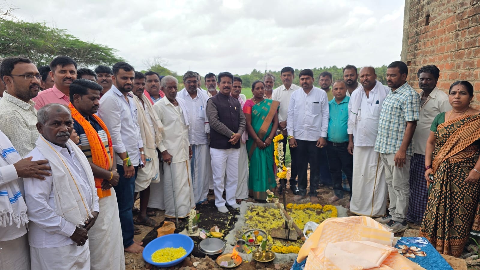 ಸಿ.ಸಿ ರಸ್ತೆ ಕಾಮಗಾರಿಗೆ ಭೂಮಿ ಪೂಜೆ ನೇರವೇರಿಸಿದ ಶಾಸಕ ರಘುಮೂರ್ತಿ