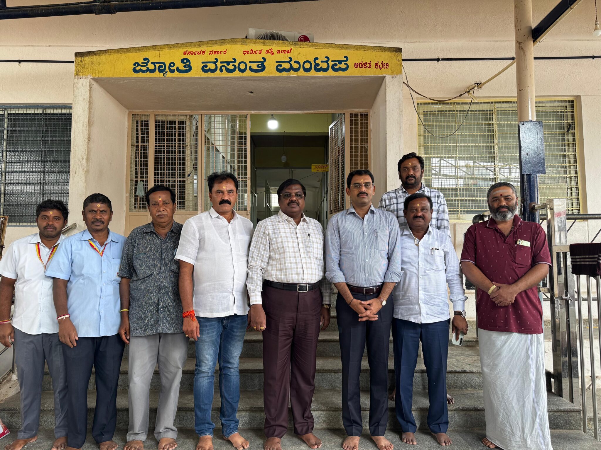 ಡಿಸಿಎಂ ಆಪ್ತ ಕಾರ್ಯದರ್ಶಿ ಡಾ.ಎಂ.ಎನ್.ರಾಜೇಂದ್ರ ಪ್ರಸಾದ್ ಶ್ರೀ ಘಾಟಿ ದೇವಸ್ಥಾನಕ್ಕೆ ಭೇಟಿ