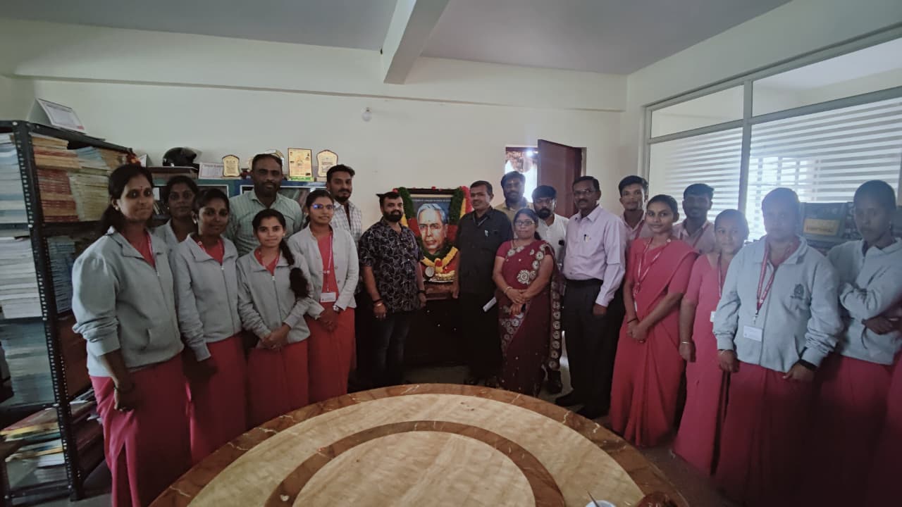 ಗ್ರಂಥಾಲಯದ ಮುಂದೆ ಸಾಲಿನಲ್ಲಿ ನಿಂತಾಗ ದೇಶ ಅಭಿವೃದ್ಧಿ ಪಥದತ್ತ ಸಾಗಲು ಸಾಧ್ಯ