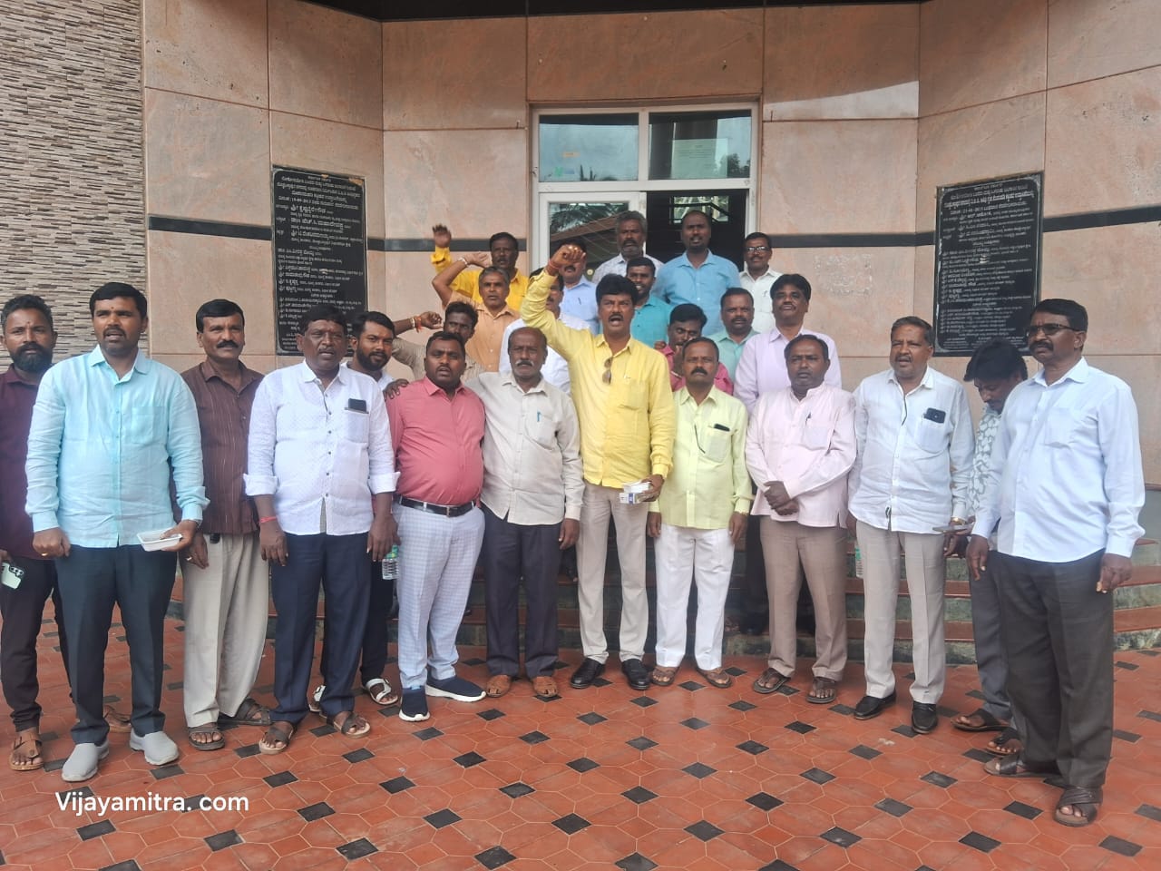 ಒಳ ಮೀಸಲಾತಿ ಜಾರಿ : ಸಿಹಿ ಹಂಚಿ ಸಂಭ್ರಮಿಸಿದ ಮಾದಿಗ ಸಮುದಾಯದ ಮುಖಂಡರು 