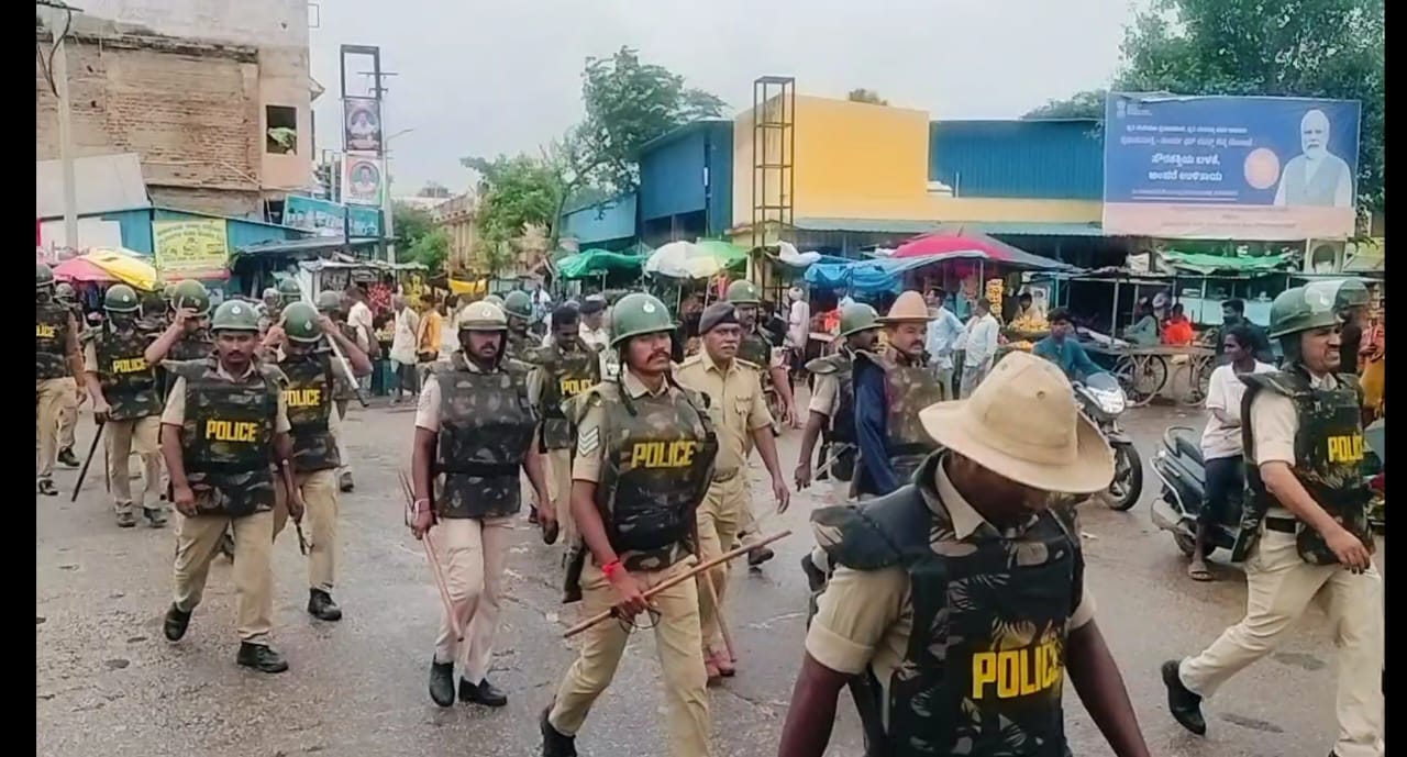 ಪ್ರಮುಖ ರಸ್ತೆಗಳಲ್ಲಿ ಪೊಲೀಸ್ ಪಥ ಸಂಚಲನ