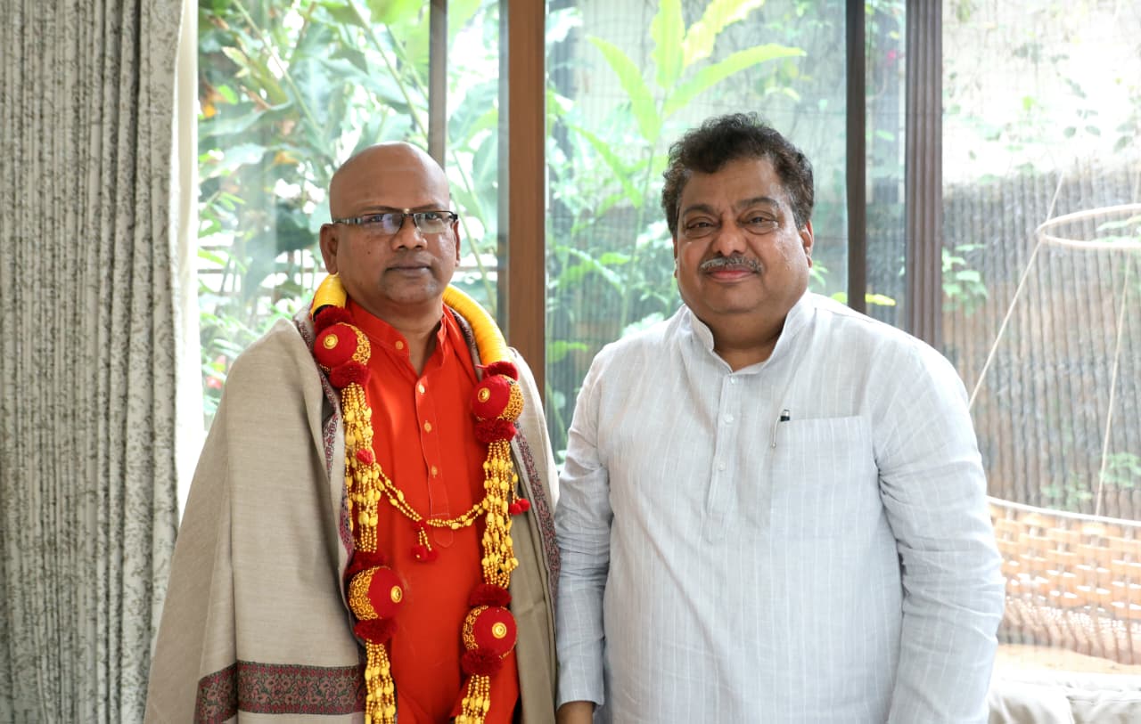 ಸಚಿವ ಎಂ.ಬಿ ಪಾಟೀಲ್ ಭೇಟಿ ಮಾಡಿದ ಮಾದಾರಶ್ರೀ