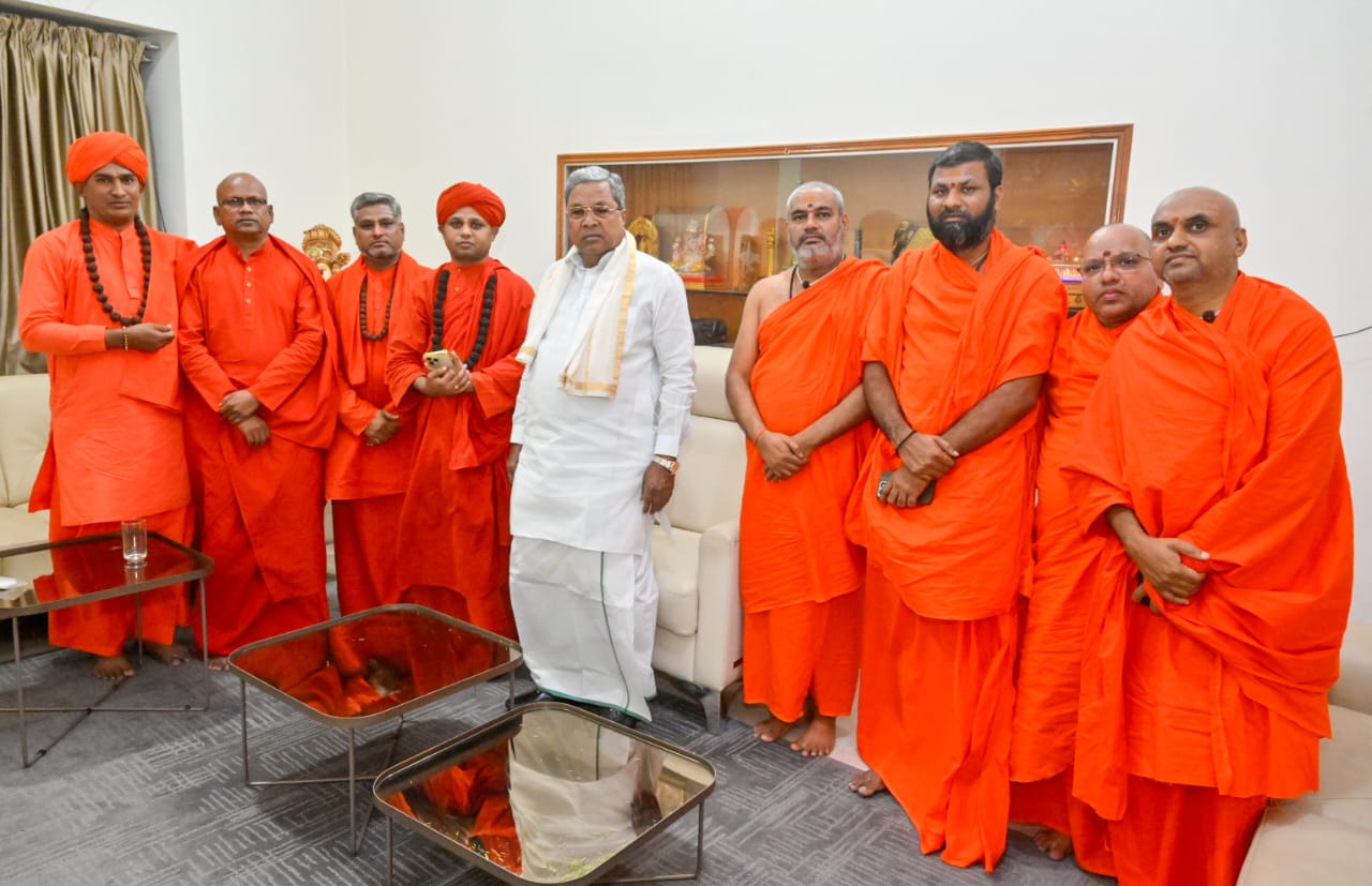 ಸಿಎಂ ಭೇಟಿ ಮಾಡಿದ ಸ್ವಾಮೀಜಿಗಳು