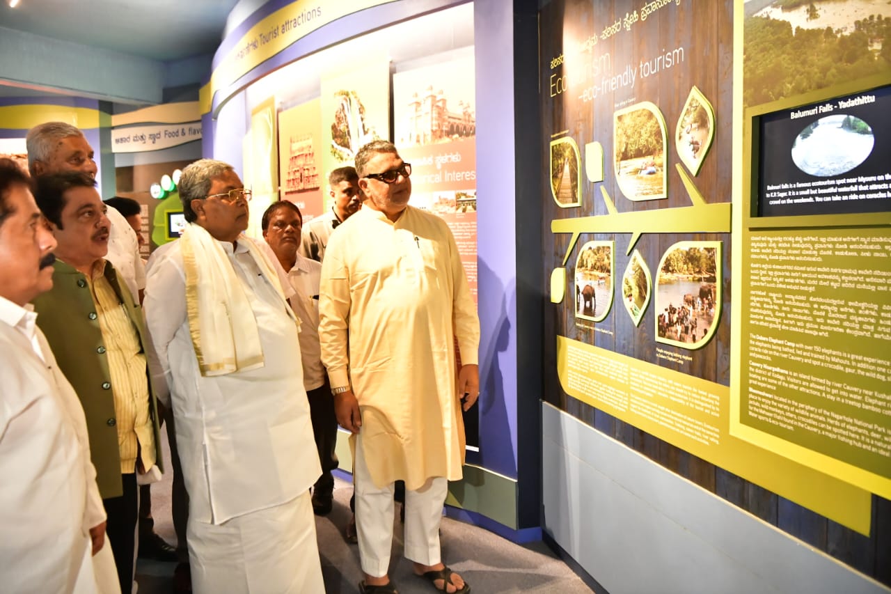 ಛಾಯಾಚಿತ್ರ, ಕಲಾಕೃತಿ ವೀಕ್ಷಿಸಿದ ಸಿದ್ದರಾಮಯ್ಯ