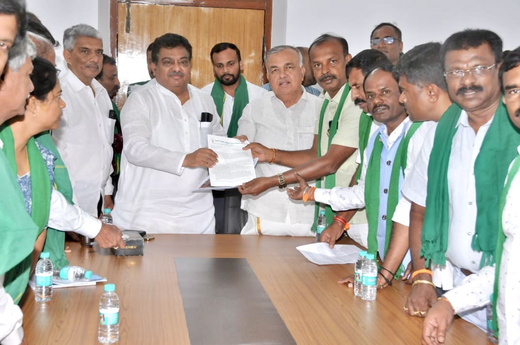 ಭೂ ಸ್ವಾಧೀನ ವಿರೋಧಿಸಿ ಸಚಿವರಿಗೆ ಮನವಿ ಸಲ್ಲಿಸಿದ ರೈತರು