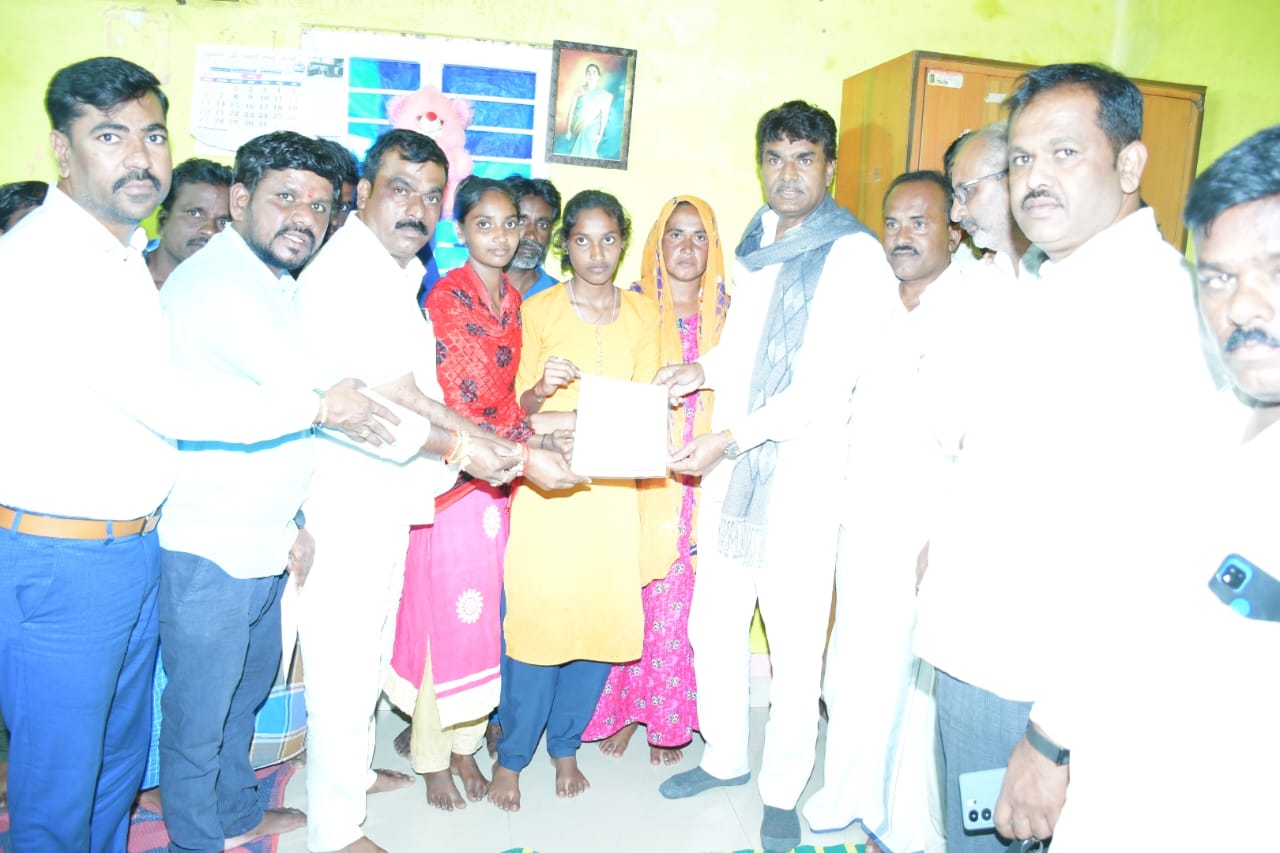 ಸಂತ್ರಸ್ತ ಕುಟುಂಬಕ್ಕೆ ಸಾಲದ ಚೆಕ್ ವಿತರಿಸಿದ ಅಧ್ಯಕ್ಷ ಜಿ.ಎಸ್.ಮಂಜುನಾಥ್