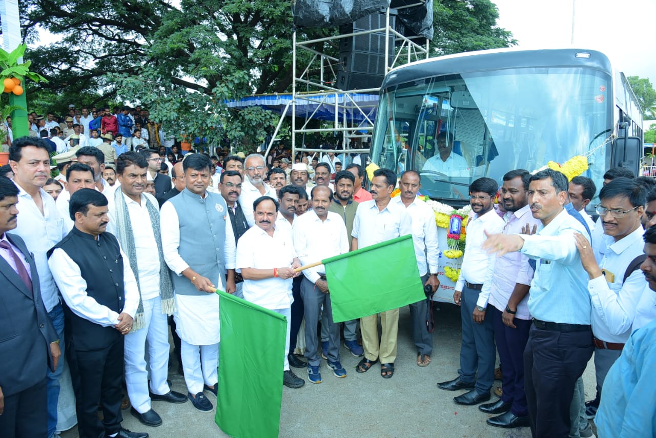 ವಾರ್ತಾ ಇಲಾಖೆಗೆ ಪತ್ರಕರ್ತರ ವಾಹನ ಹಸ್ತಾಂತರ- ಸಚಿವ ಡಿ.ಸುಧಾಕರ್