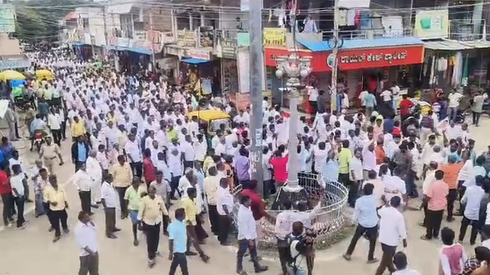 ಕೆ.ಎನ್.ರಾಜಣ್ಣ ವಜಾ ಖಂಡಿಸಿ ಮಧುಗಿರಿ ಬಂದ್ ಮಾಡಿದ ಅಭಿಮಾನಿಗಳು