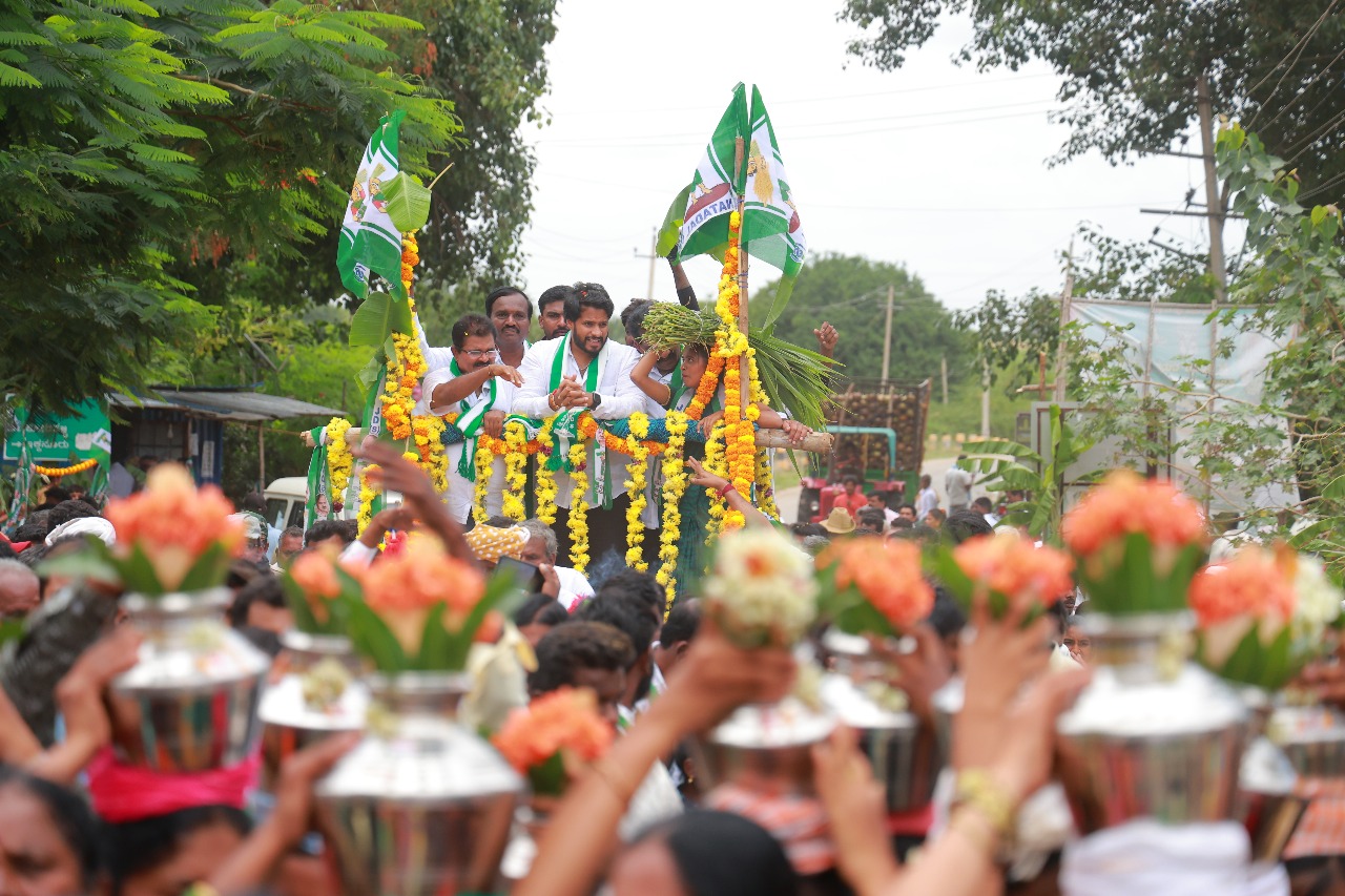 ನೆಚ್ಚಿನ ನಾಯಕನಿಗೆ ಹಾರ ತೂರಾಯಿ ಹಾಕಲು ಗದ್ದಲ ಮಾಡಿದ ಕಾರ್ಯಕರ್ತರು