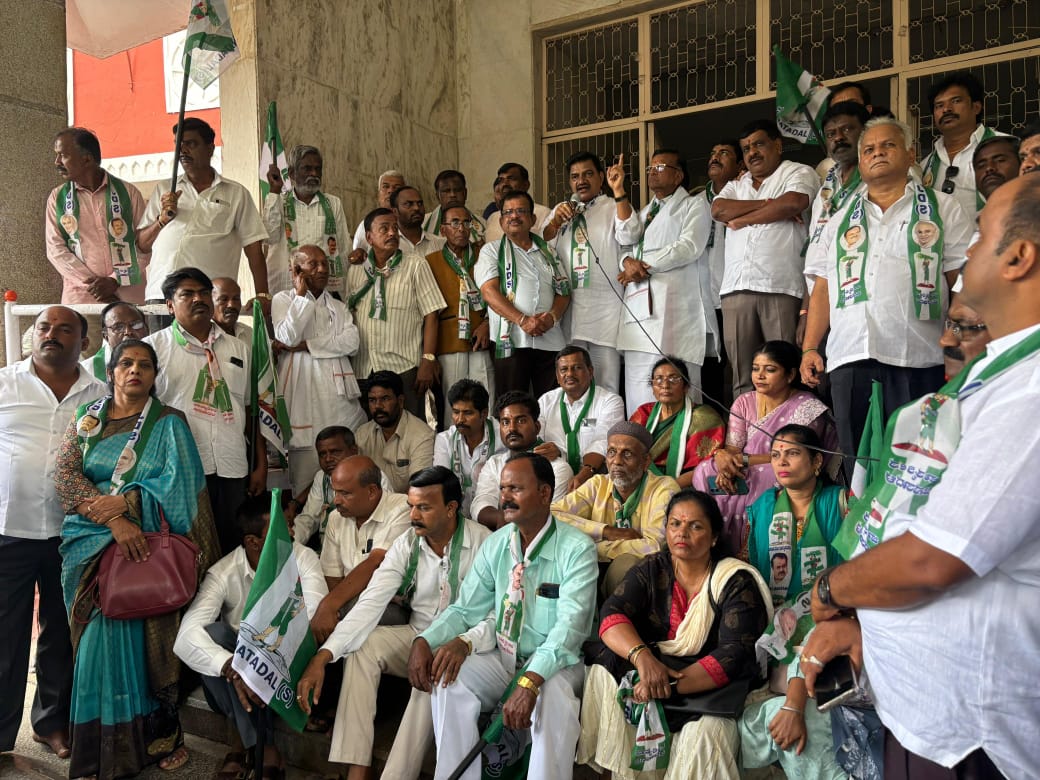 ಯೂರಿಯಾ, ಡಿಎಪಿ ಪೂರೈಕೆಗೆ ಆಗ್ರಹಿಸಿ ರೈತರ ಪ್ರತಿಭಟನೆ