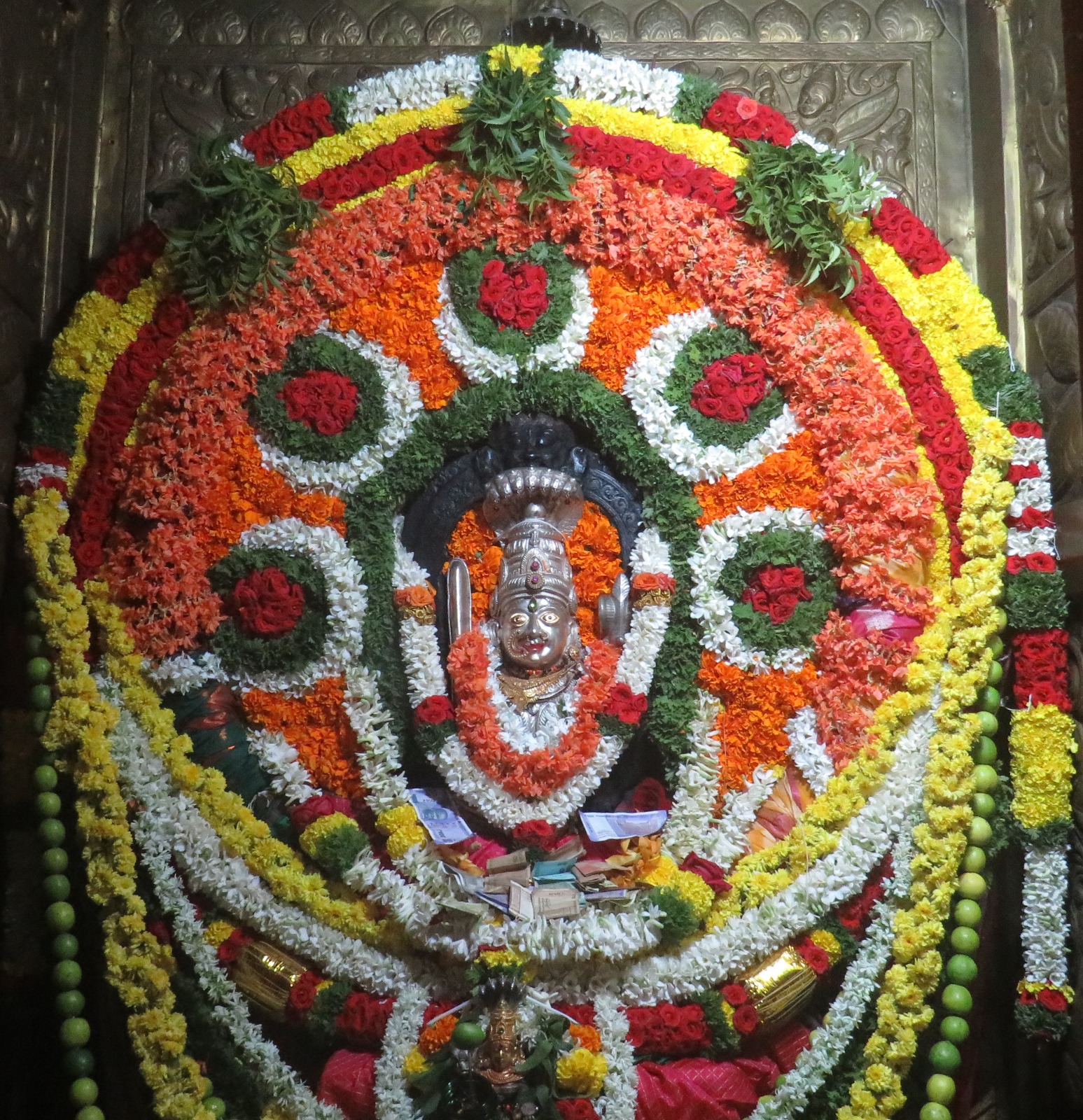 ಕಣಿವೆಮಾರಮ್ಮನಿಗೆ ವಿಶೇಷ ಪೂಜಾಲಂಕಾರ