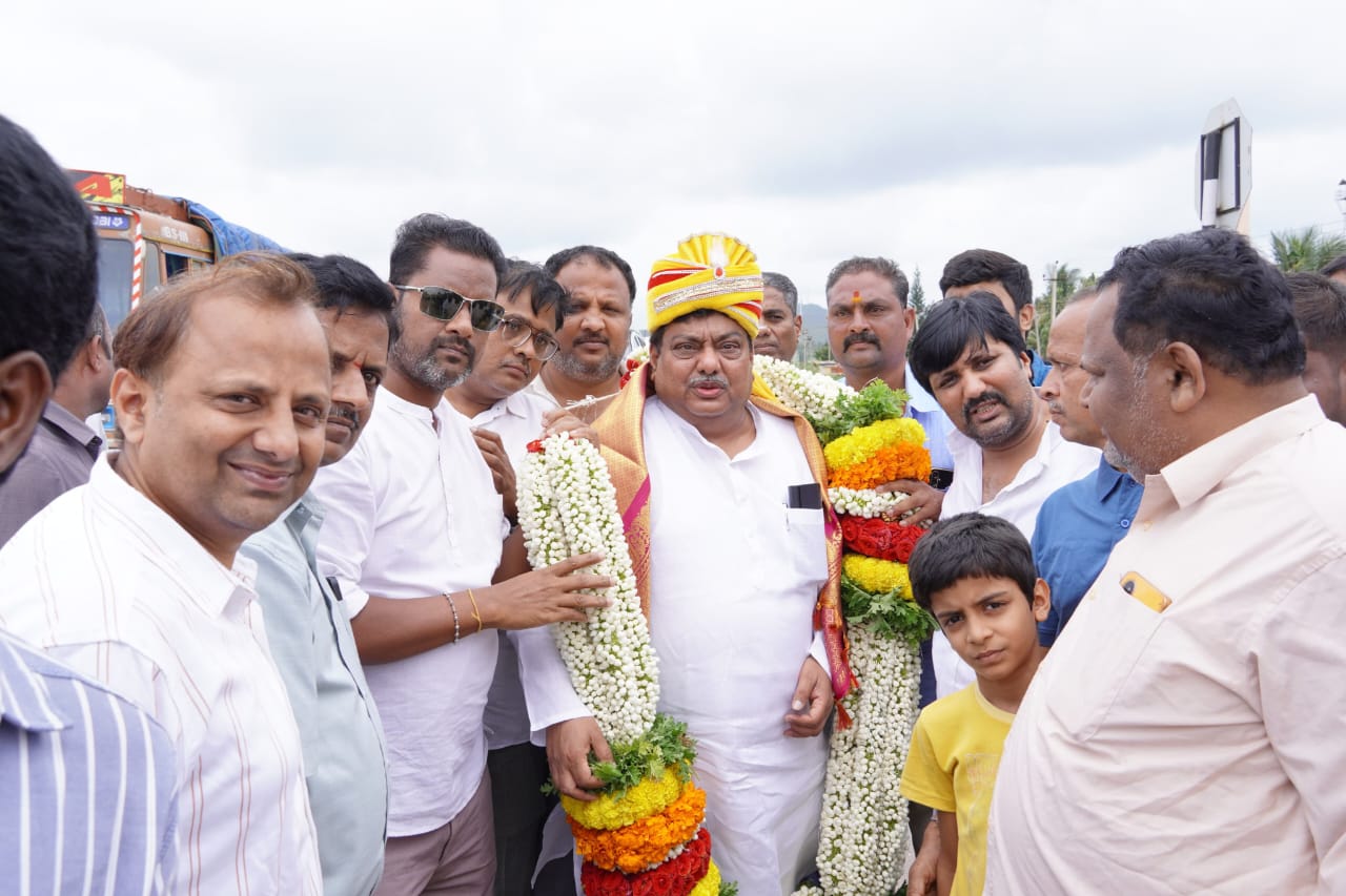 ಕೈಗಾರಿಕಾ ಸಚಿವ ಎಂ.ಬಿ ಪಾಟೀಲ್ ಗೆ ಸನ್ಮಾನಿಸಿದ ಅಭಿಮಾನಿಗಳು