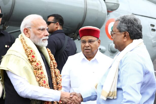 ಹೆಲಿಪ್ಯಾಡ್‌ನಲ್ಲಿ ಪ್ರಧಾನಿ ಮೋದಿ ಅವರನ್ನು ಆತ್ಮೀಯವಾಗಿ ಬರಮಾಡಿಕೊಂಡ ಸಿಎಂ