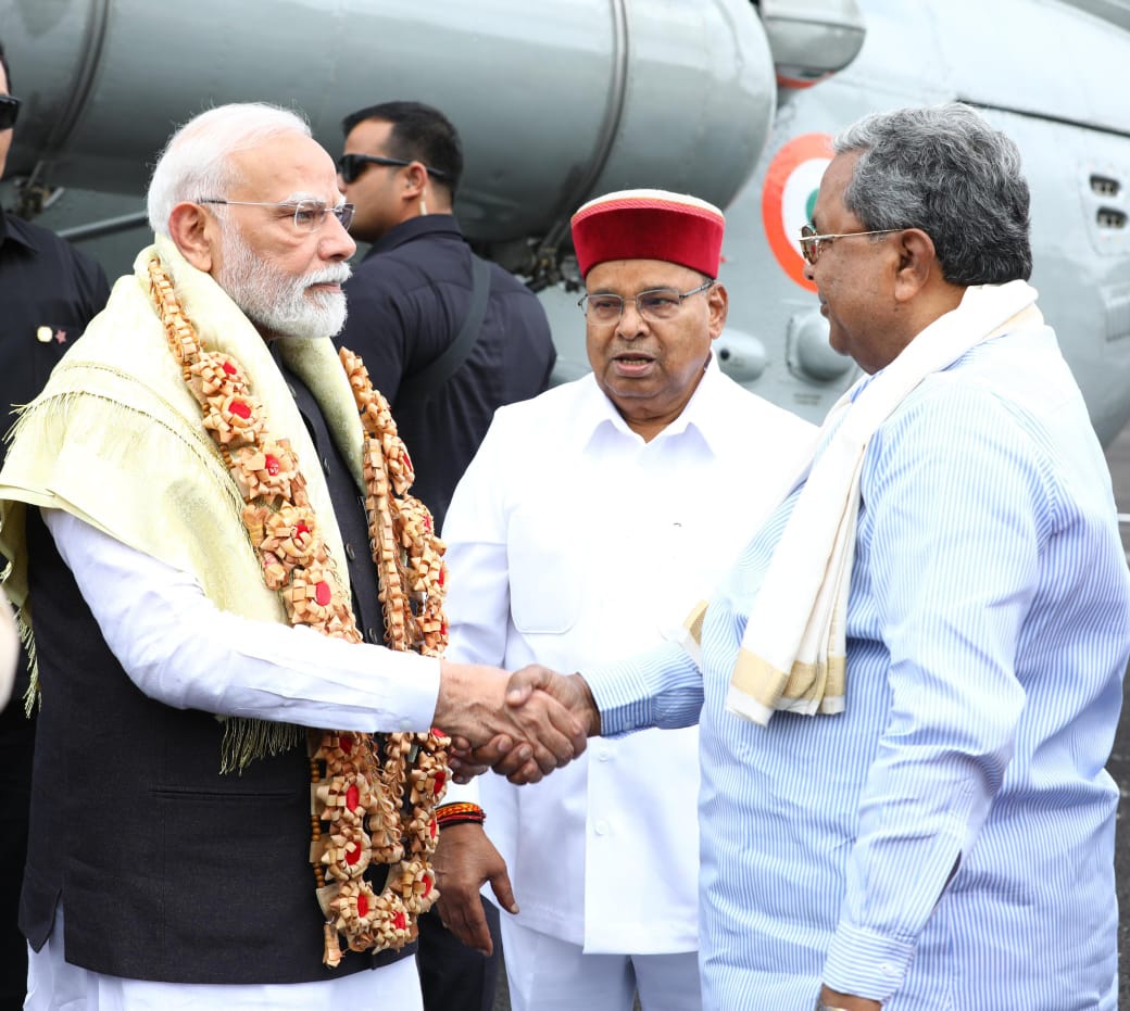 ಹೆಲಿಪ್ಯಾಡ್‌ನಲ್ಲಿ ಪ್ರಧಾನಿ ಮೋದಿ ಅವರನ್ನು ಆತ್ಮೀಯವಾಗಿ ಬರಮಾಡಿಕೊಂಡ ಸಿಎಂ