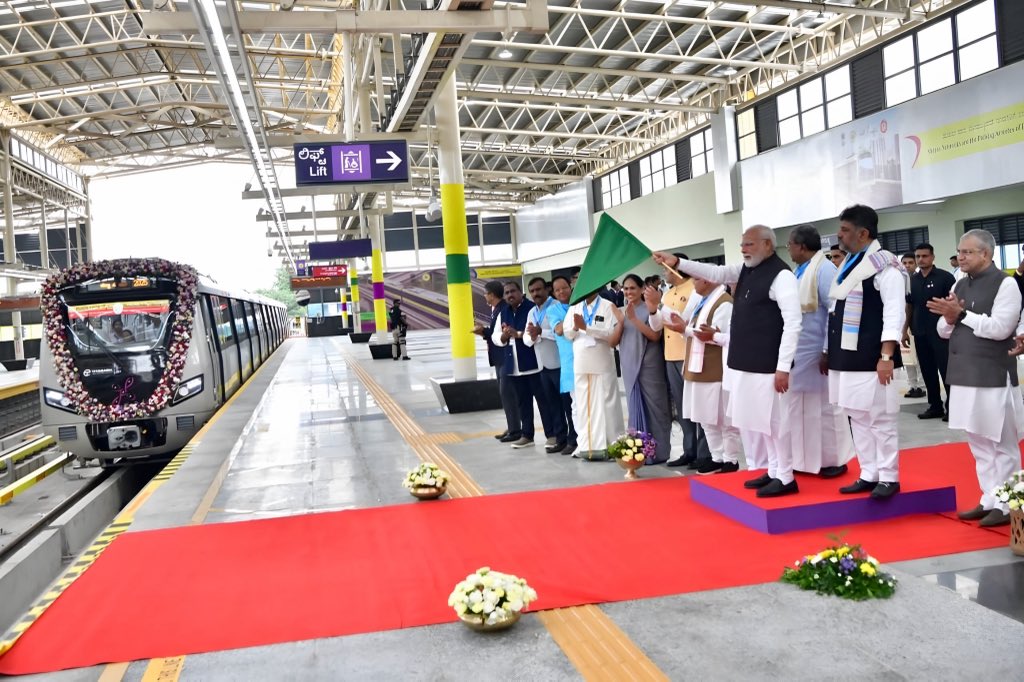 ವಂದೇ ಭಾರತ್ ಎಕ್ಸ್ ಪ್ರೆಸ್ ರೈಲುಗಳಿಗೆ ಹಸಿರು ನಿಶಾನೆ ತೋರಿದ ಮೋದಿ