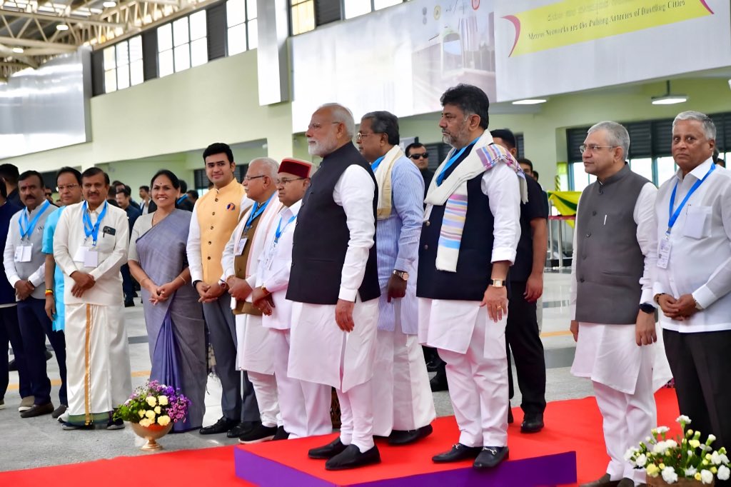 ವಂದೇ ಭಾರತ್‌ ರೈಲಿಗೆ ಚಾಲನೆ ನೀಡಿದ ಪ್ರಧಾನಿ ಮೋದಿ