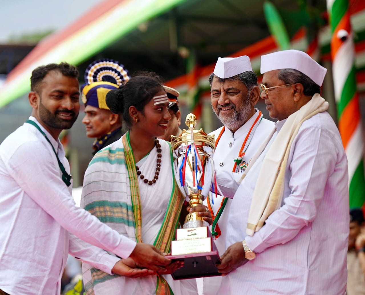 ಸಿಎಂ-ಡಿಸಿಎಂ ಅವರಿಂದ ಧ್ವಜಾರೋಹಣ