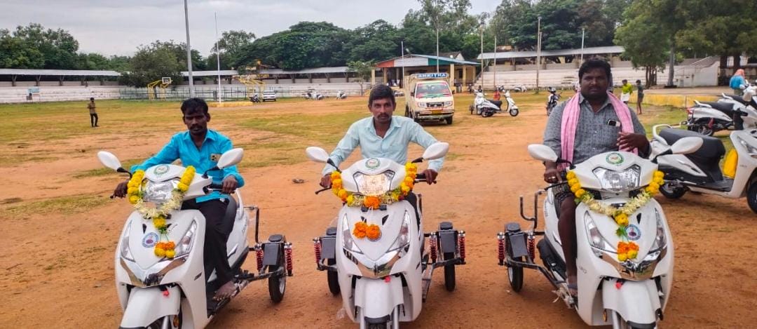 ವಿಶೇಷ ಚೇತನರಿಗೆ ತ್ರಿಚಕ್ರ ವಾಹನ ವಿತರಿಸಿದ ಶಾಸಕ ಶ್ರೀನಿವಾಸ್
