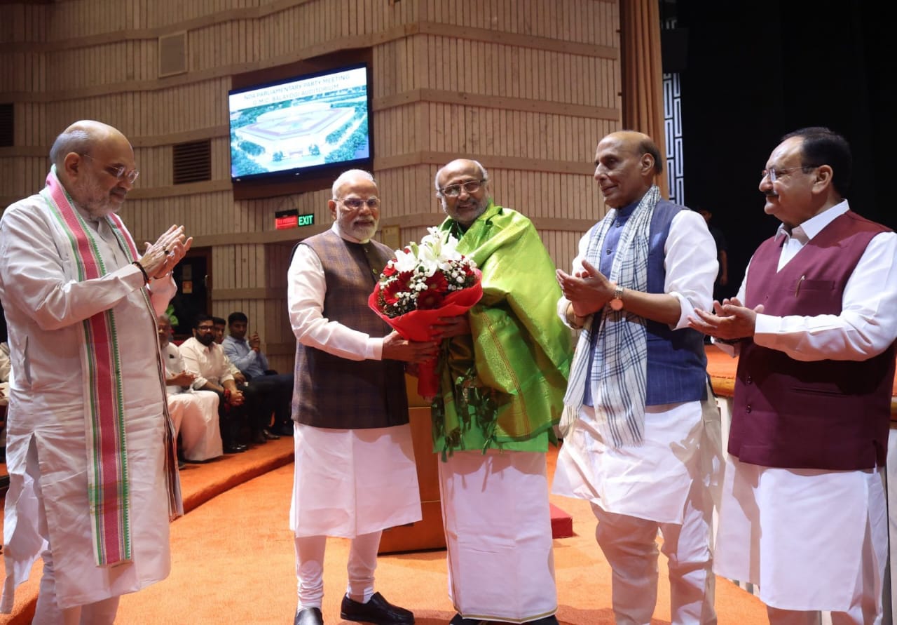 ಉಪರಾಷ್ಟ್ರಪತಿ ಅಭ್ಯರ್ಥಿ ರಾಧಾಕೃಷ್ಣನ್ ಅವರನ್ನು ಗೌರವಿಸಿದ ಮೋದಿ