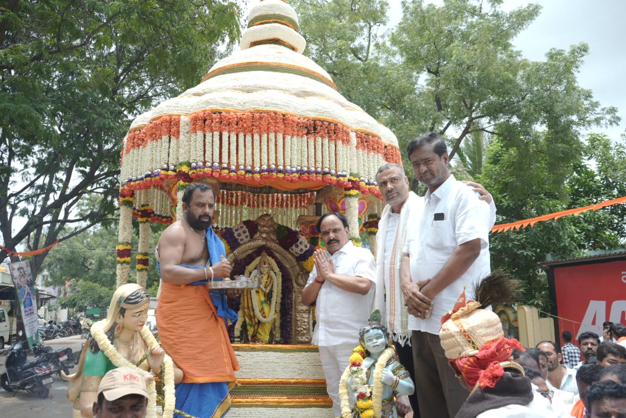 ಬೃಹತ್ ಮೆರವಣಿಗೆಯಲ್ಲಿ ಶ್ರೀಕೃಷ್ಣ ಪ್ರತಿಮೆಗೆ ನಮಿಸಿದ ಸಚಿವ ಸುಧಾಕರ್