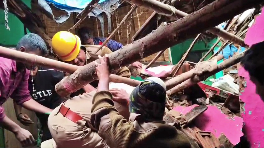 ಅವಶೇಷಗಳಡಿ ಸಿಲುಕಿದ್ದ ವೃದ್ಧ ದಂಪತಿಗಳ ರಕ್ಷಿಸಿದ ಅಗ್ನಿಶಾಮಕದಳ