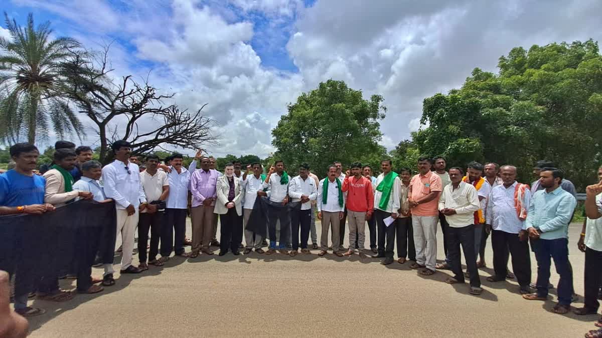 ಸ್ವಾತಂತ್ರ್ಯ ದಿನದಂದು ಮನೆಗಳ ಮೇಲೆ ಕಪ್ಪು ಬಾವುಟ ಹಾರಾಟ!?