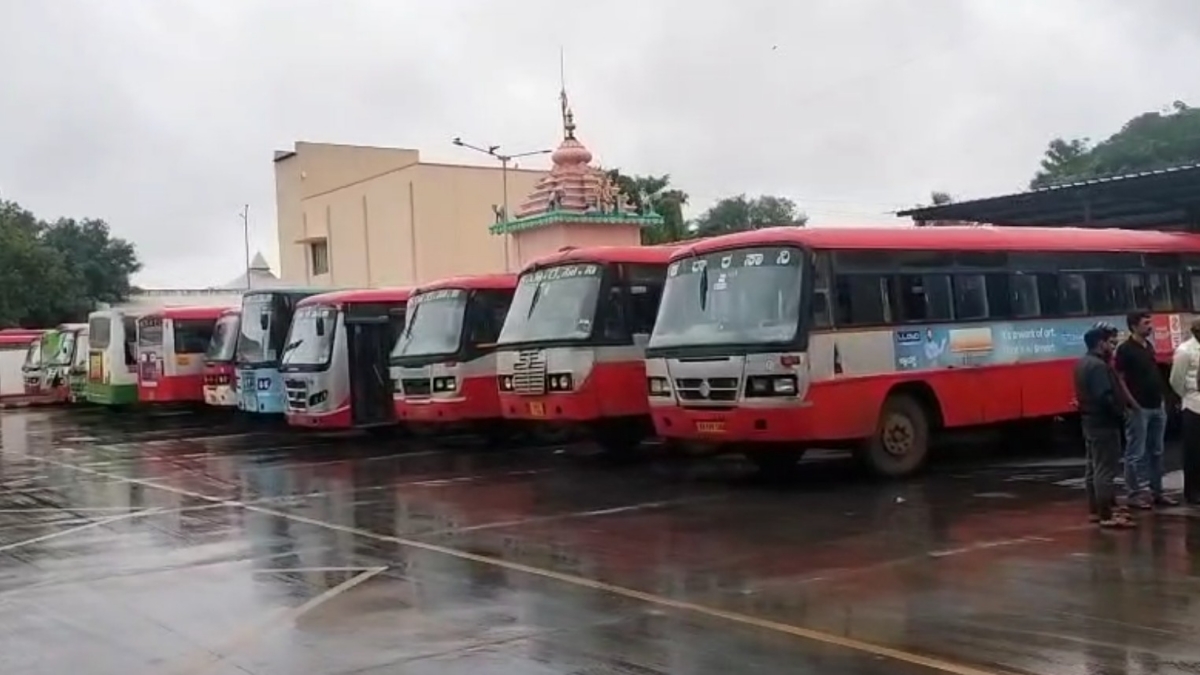 ವೇತನ ಪರಿಷ್ಕರಣೆ, ಹಿಂಬಾಕಿ ಬಿಡುಗಡೆಗೆ ಒತ್ತಾಯಿಸಿ ಸಾರಿಗೆ ನೌಕರರ ಮುಷ್ಕರ