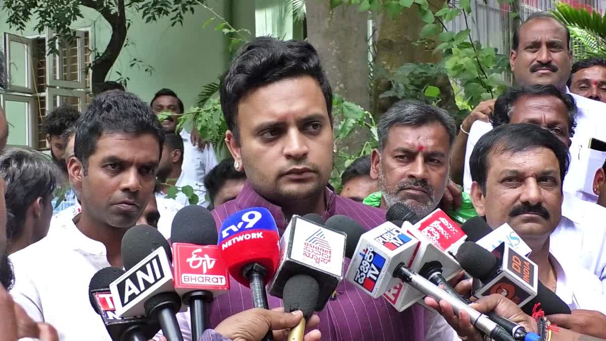 ಕನ್ನಡಾಂಬೆಯ ಕುರಿತು ಬಾನು ಮುಷ್ತಾಕ್ ನೀಡಿದ ಹೇಳಿಕೆಗಳ ಬಗ್ಗೆ ಸ್ಪಷ್ಟನೆ ನೀಡಬೇಕು