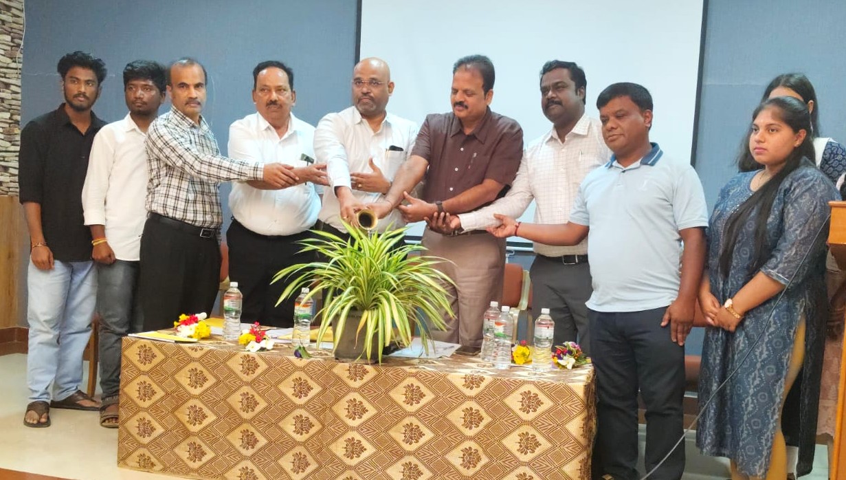 ಸ್ವಯಂ ಉದ್ಯಮ ಸ್ಥಾಪನೆಗೆ ಮುಂದಾಗಿ-ಜಂಟಿ ನಿರ್ದೇಶಕ ಬಿ.ಆನಂದ್