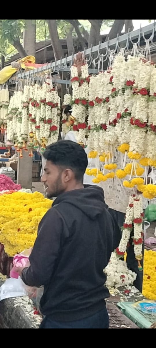 ಮುಂಗಾರು ಮಳೆ.. ಕುಸಿದ ಹೂವಿನ ಬೆಲೆ