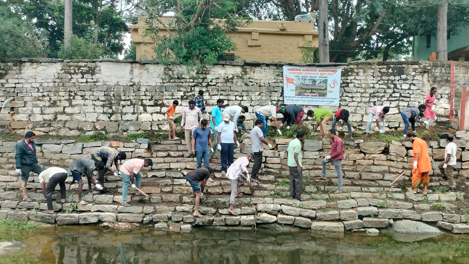 ಹಿಂದೂ ಕಾರ್ಯಕರ್ತರಿಂದ ಕಾಶಿ ವಿಶ್ವನಾಥ ದೇವಾಲಯದ ಸ್ವಚ್ಛತಾ ಕಾರ್ಯ
