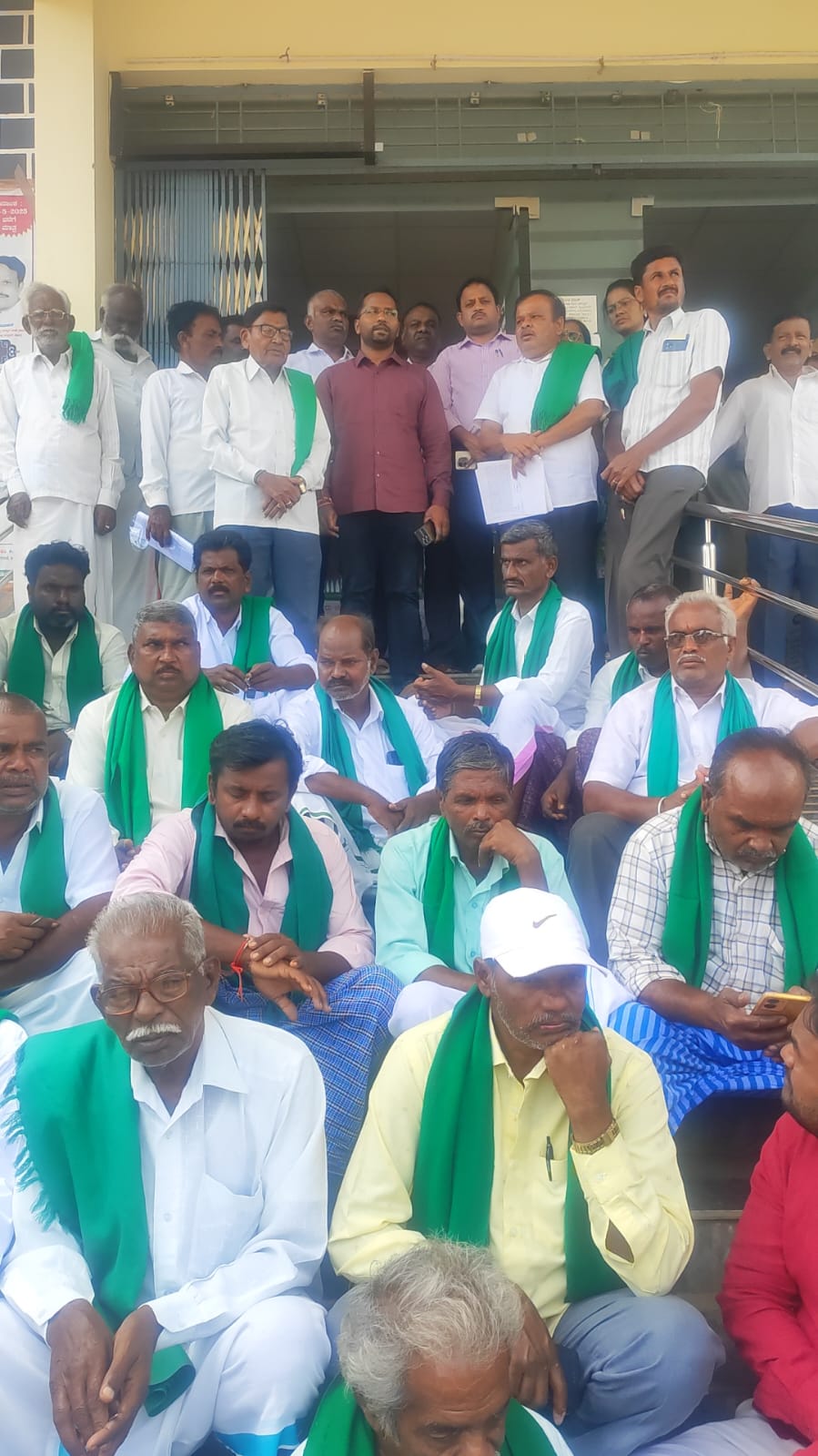 ಮುಖ್ಯ ರಸ್ತೆ ಅಗಲೀಕರಣ ಕಾಮಗಾರಿ ವಿಳಂಬ, ಮುತ್ತಿಗೆ ಹಾಕಿ ಪ್ರತಿಭಟಿಸಿದ ರೈತ ಸಂಘ