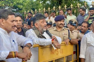 ನೀವು ಧಿಕ್ಕಾರ ಕೂಗೋದು ಬಿಟ್ಟು ಬೇರೇನೂ ಮಾಡೋಕ್ಕಾಗಲ್ಲ ಎಂದು ರೈತರ ಮೇಲೆ ಡಿಕೆಶಿ ಗರಂ