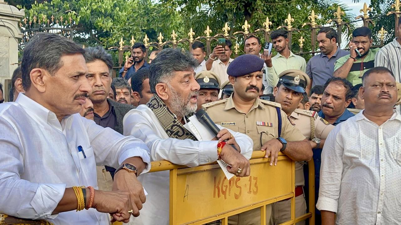 ನೀವು ಧಿಕ್ಕಾರ ಕೂಗೋದು ಬಿಟ್ಟು ಬೇರೇನೂ ಮಾಡೋಕ್ಕಾಗಲ್ಲ ಎಂದು ರೈತರ ಮೇಲೆ ಡಿಕೆಶಿ ಗರಂ