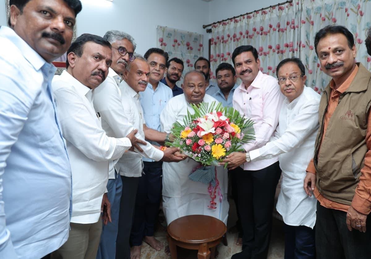 ದೇವೇಗೌಡರನ್ನು ಅಭಿನಂದಿಸಿದ ಬಿಜೆಪಿ ನಿಯೋಗ