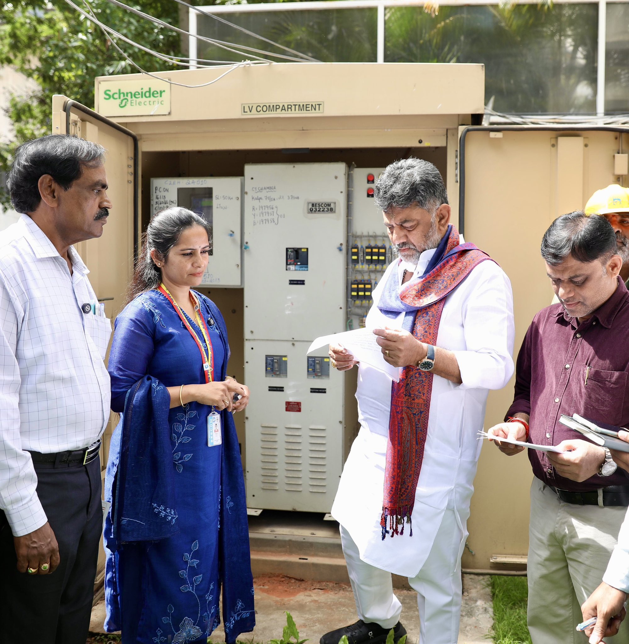 ಸಾಮಾಜಿಕ ಮತ್ತು ಶೈಕ್ಷಣಿಕ ಸಮೀಕ್ಷೆ ಅಂಗವಾಗಿ ಡಿಕೆಶಿ ಮನೆಗೆ ಸ್ಟಿಕ್ಕರ್ ಅಂಟಿಸಿದರು