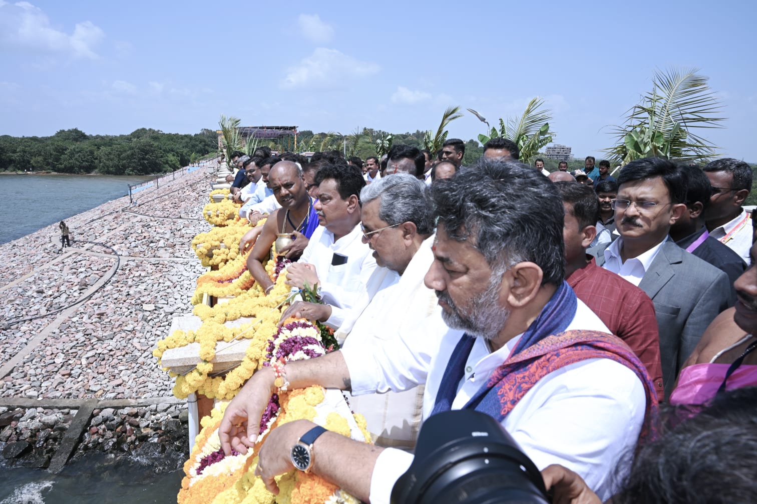 ಸಿದ್ದರಾಮಯ್ಯ ಅವರೊಂದಿಗೆ ಬಾಗಿನ ಸಮರ್ಪಣೆ ಮಾಡಿದ ಡಿಕೆ ಶಿವಕುಮಾರ್