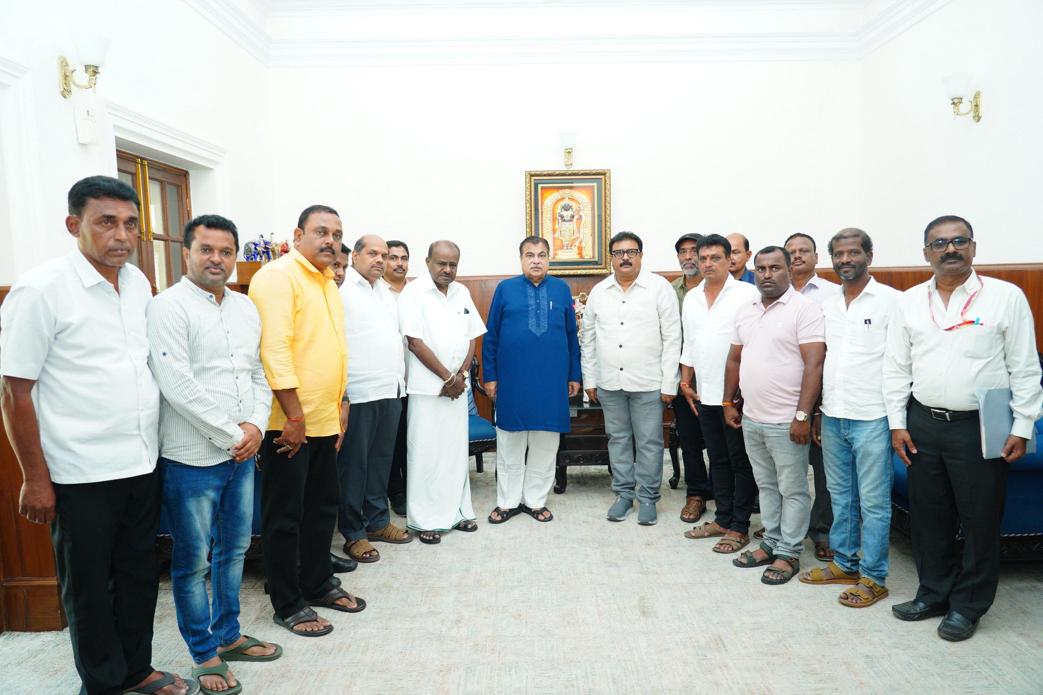 ಕೇಂದ್ರ ರಸ್ತೆ ಸಾರಿಗೆ ಸಚಿವ ನಿತಿನ್ ಗಡ್ಕರಿ ಜೊತೆ ಹೆಚ್ ಡಿ ಕುಮಾರಸ್ವಾಮಿ ಚರ್ಚೆ