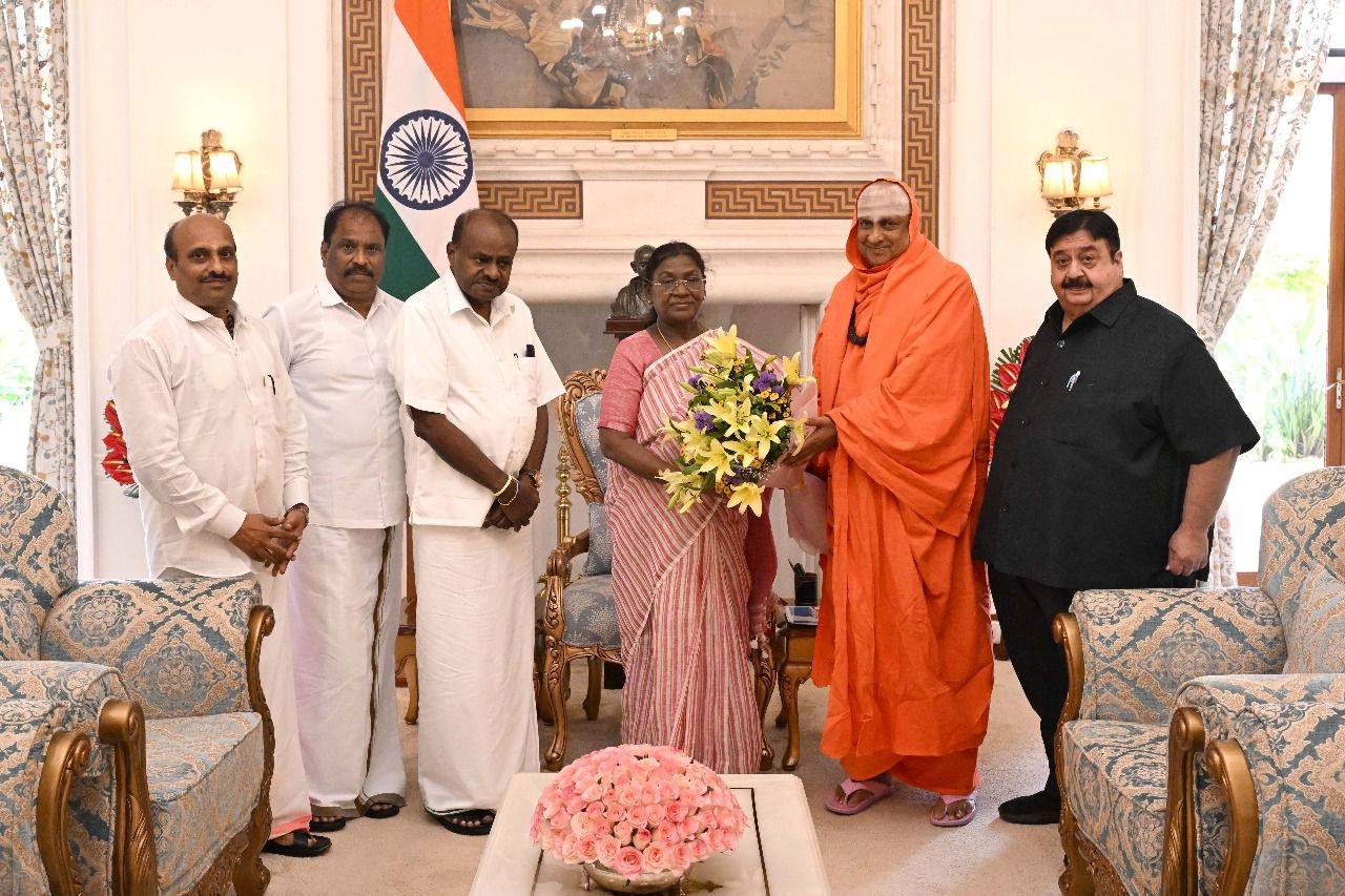 ರಾಷ್ಟ್ರಪತಿ ದ್ರೌಪದಿ ಮುರ್ಮು ಅವರನ್ನು ಭೇಟಿ ಮಾಡಿದ ಸುತ್ತೂರುಶ್ರೀಗಳು