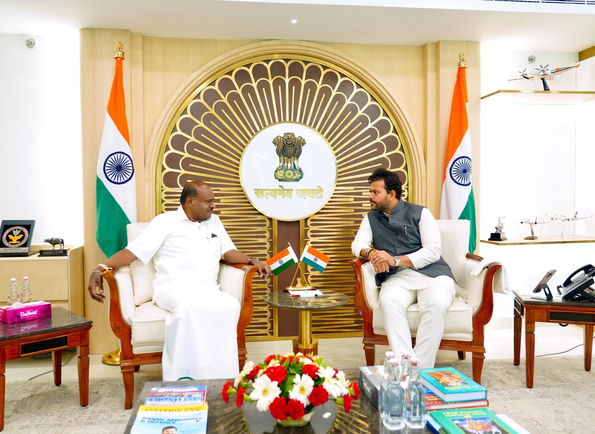 ವಿಮಾನಯಾನ ಸಚಿವ ರಾಮ್ ಮೋಹನ್ ನಾಯ್ಡು ಅವರೊಂದಿಗೆ ಚರ್ಚಿಸಿದ ಕುಮಾರಸ್ವಾಮಿ