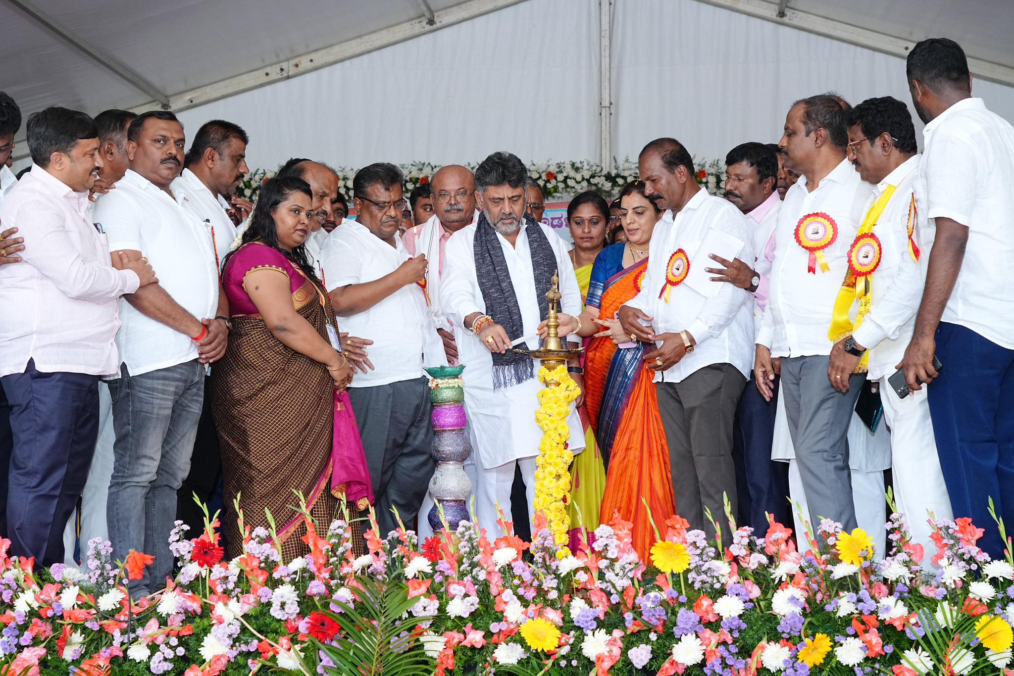 ದೇವರಾಜು ಅರಸು ಎಂಬ “ತಬ್ಬಲಿಗಳ ತಂದೆ”-ಡಿಕೆಶಿ