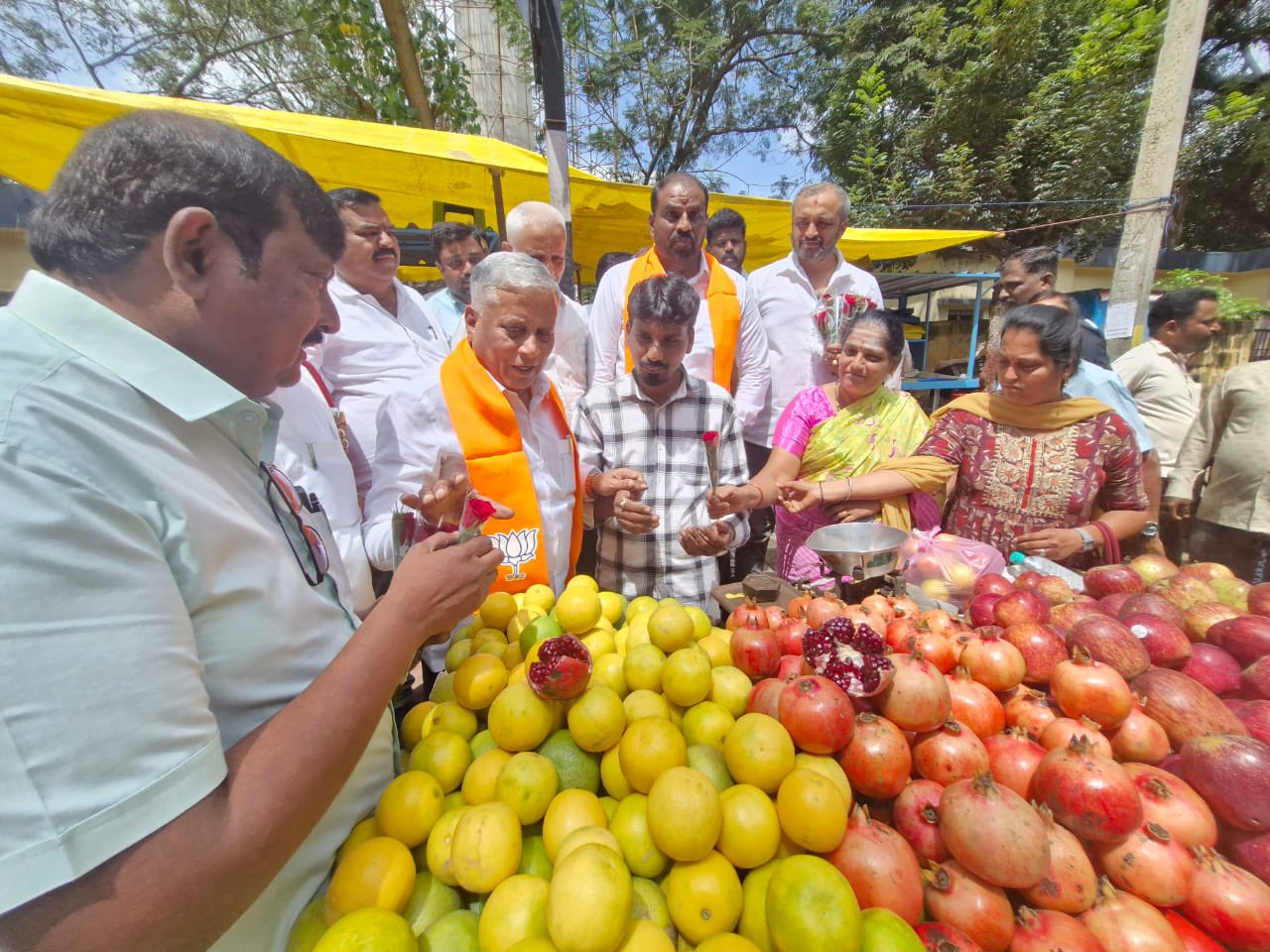 ಹಣ್ಣು, ಔಷಧಿ ಅಂಗಡಿಗಳಿಗೆ ಭೇಟಿ ನೀಡಿದ ಕೇಂದ್ರ ಸಚಿವ ಸೋಮಣ್ಣ