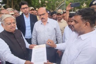 ಜಿಪಂ ಸಿಇಒ, ಡಿಎಸ್ ವಿರುದ್ಧ ಧಿಕ್ಕಾರ ಕೂಗಿ ಪ್ರತಿಭಟಿಸಿದ ಲಂಬಾಣಿ ಸಮಾಜ