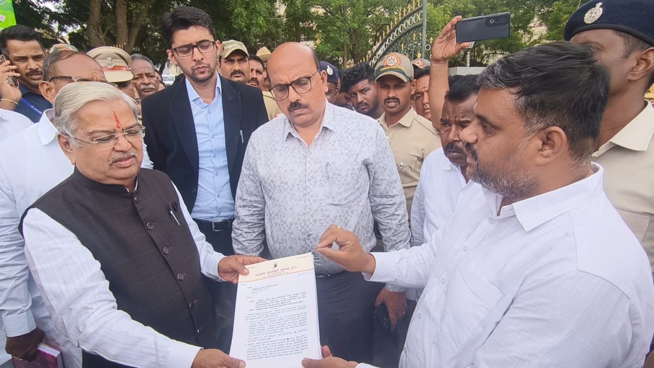 ಜಿಪಂ ಸಿಇಒ, ಡಿಎಸ್ ವಿರುದ್ಧ ಧಿಕ್ಕಾರ ಕೂಗಿ ಪ್ರತಿಭಟಿಸಿದ ಲಂಬಾಣಿ ಸಮಾಜ