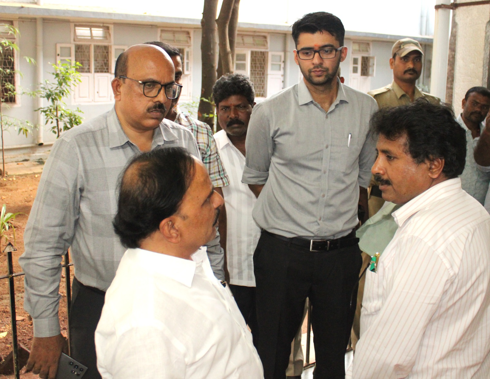 ಜಿಲ್ಲಾ ಆಸ್ಪತ್ರೆಗೆ ದಿಢೀರ್ ಭೇಟಿ ಮಾಡಿದ ಸಚಿವ ಸುಧಾಕರ್